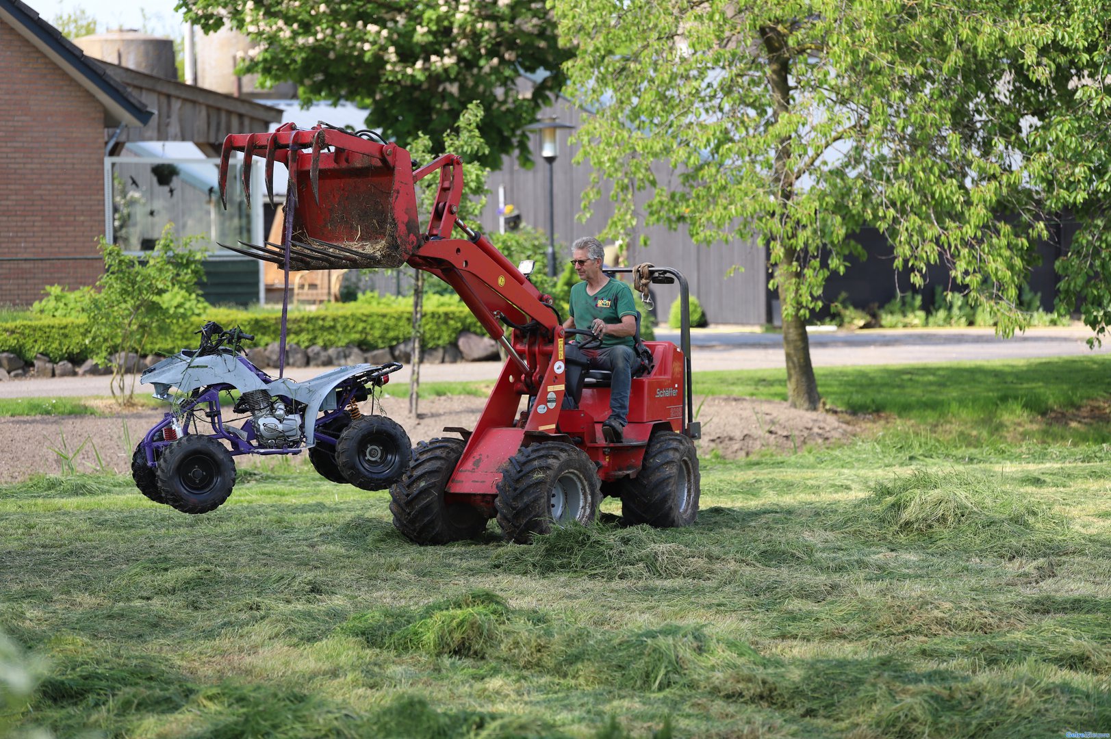 Quad belandt in sloot in IJzendoorn