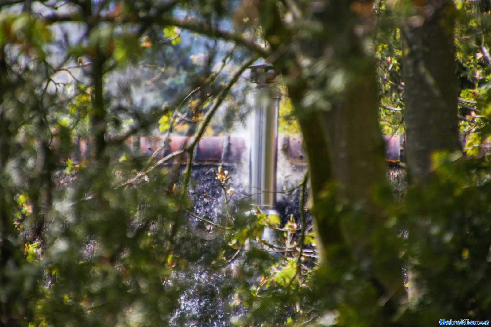 Rieten dak in brand na schoorsteenbrand in Brummen