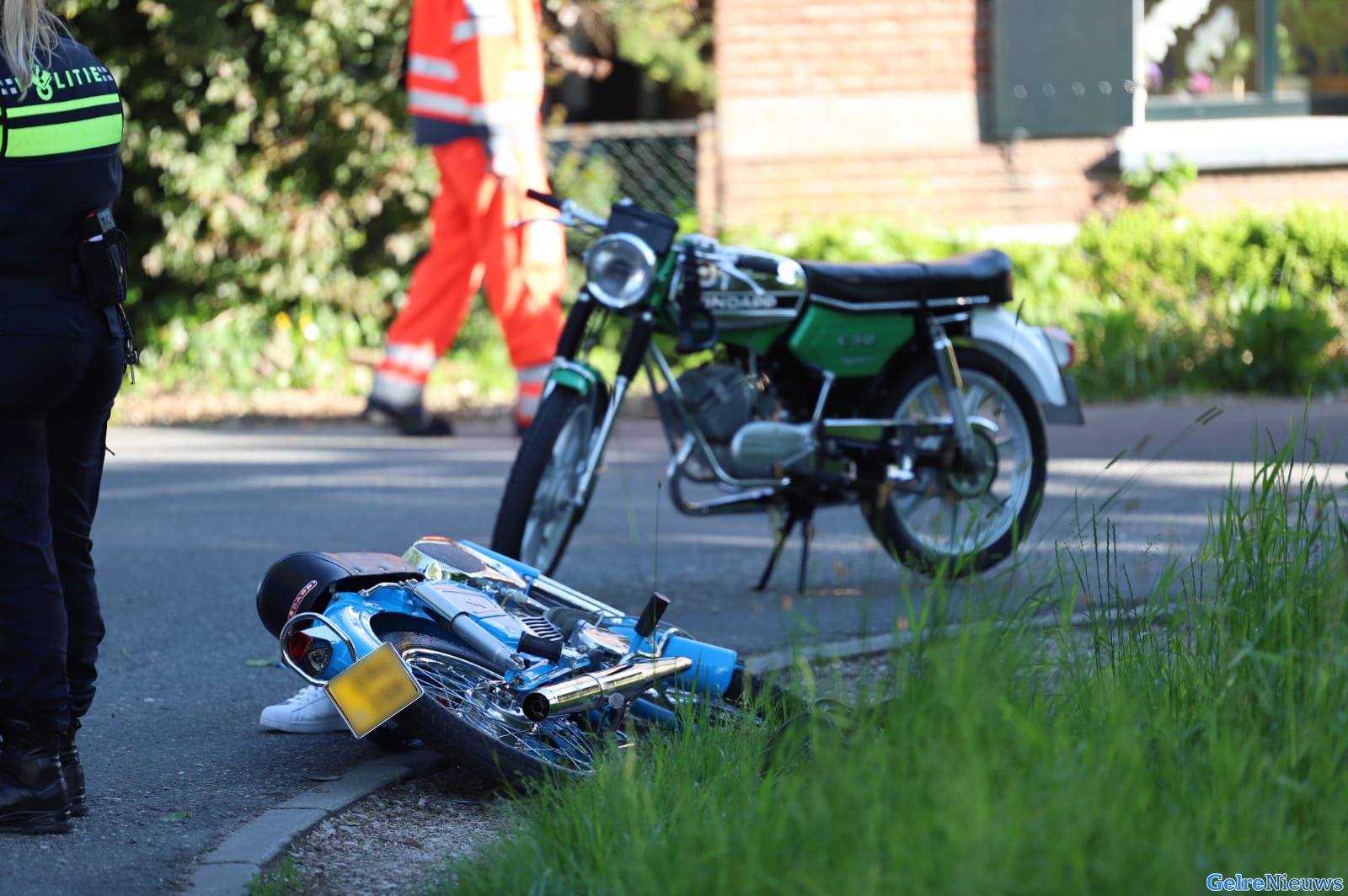 Brommerrijder ernstig gewond na aanrijding met vrachtwagen