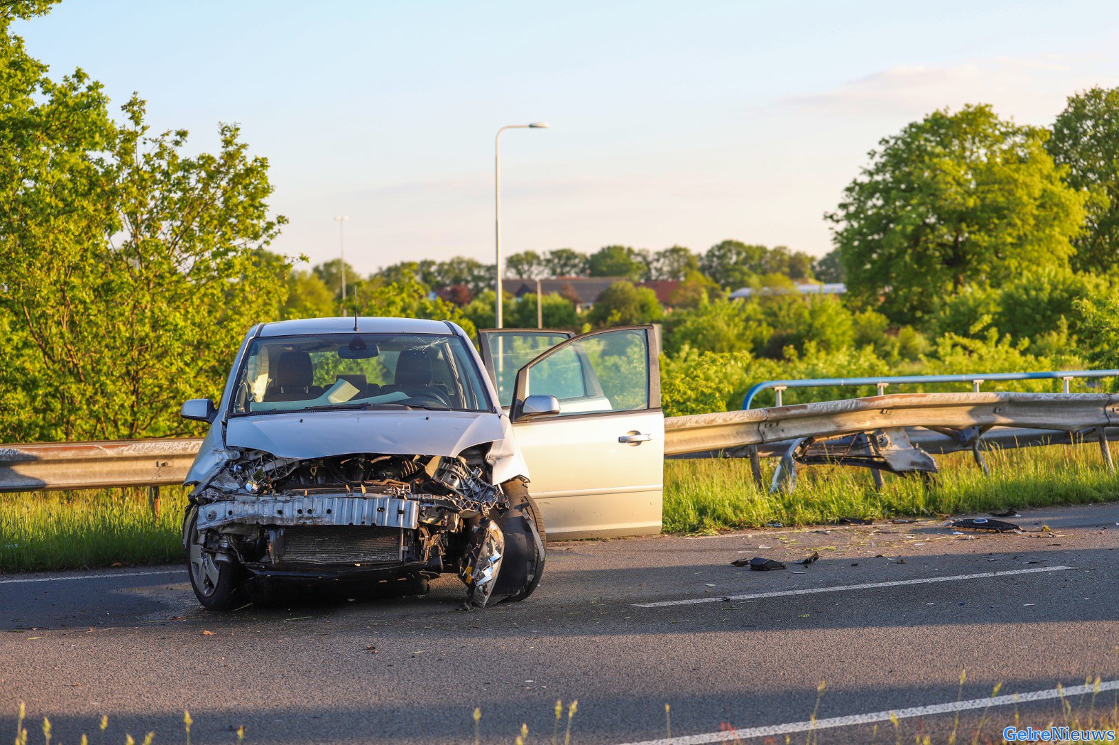 Auto knalt in vangrail na aanrijding op afrit A50 bij Renkum