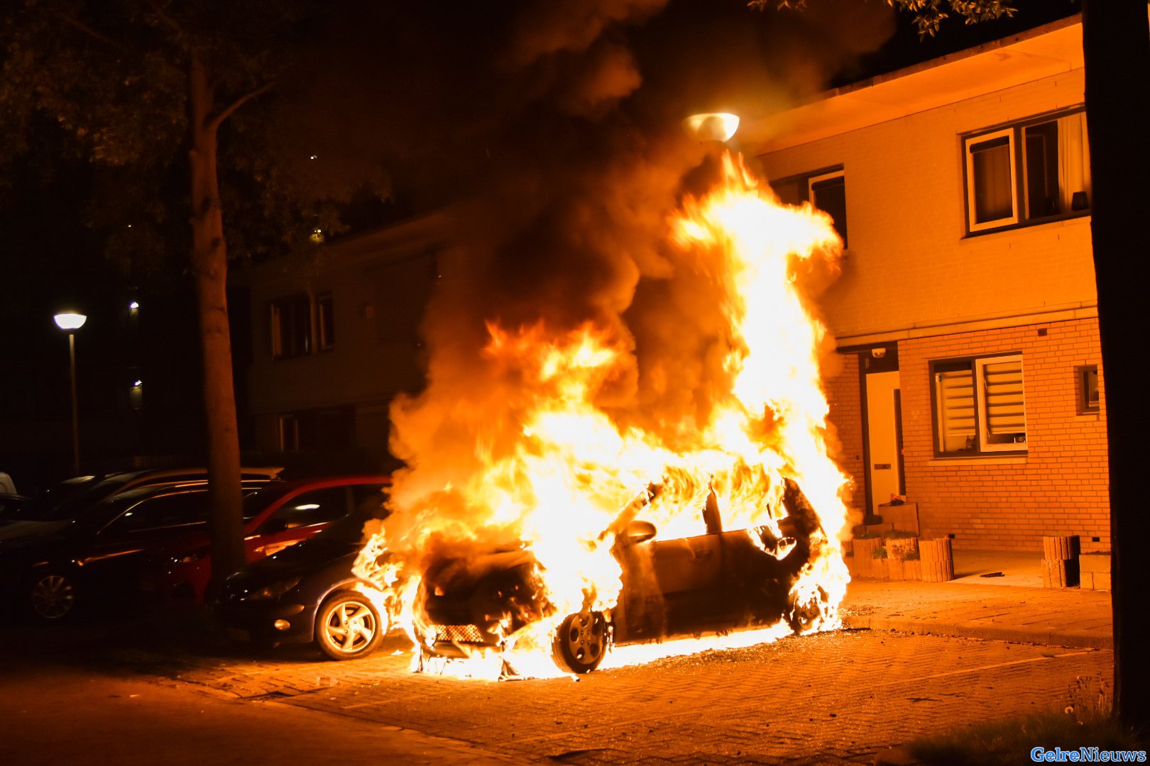 Auto’s in lichterlaaie in Arnhem: vermoeden van brandstichting