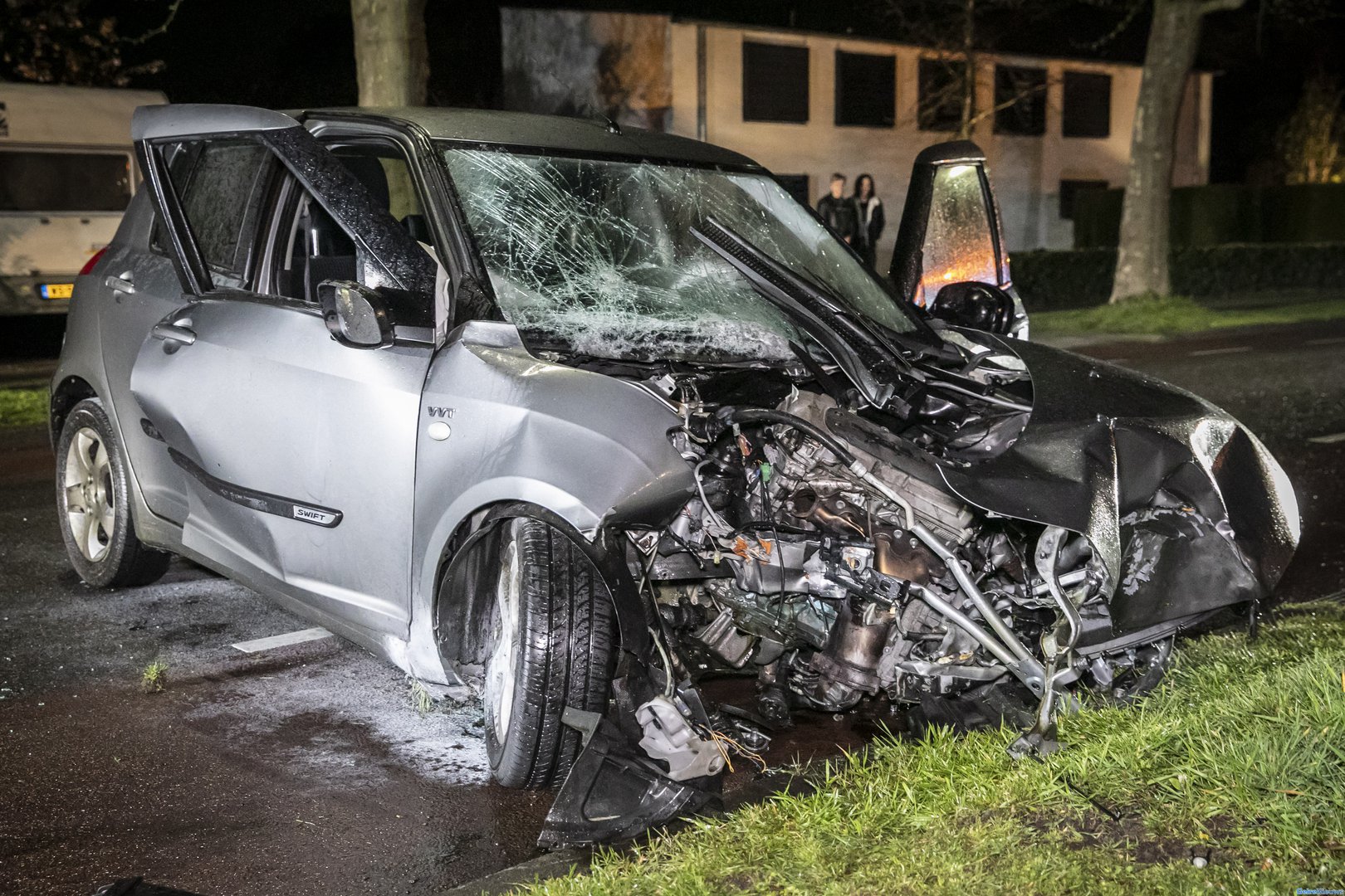 Automobilist botst frontaal op boom in Zevenaar