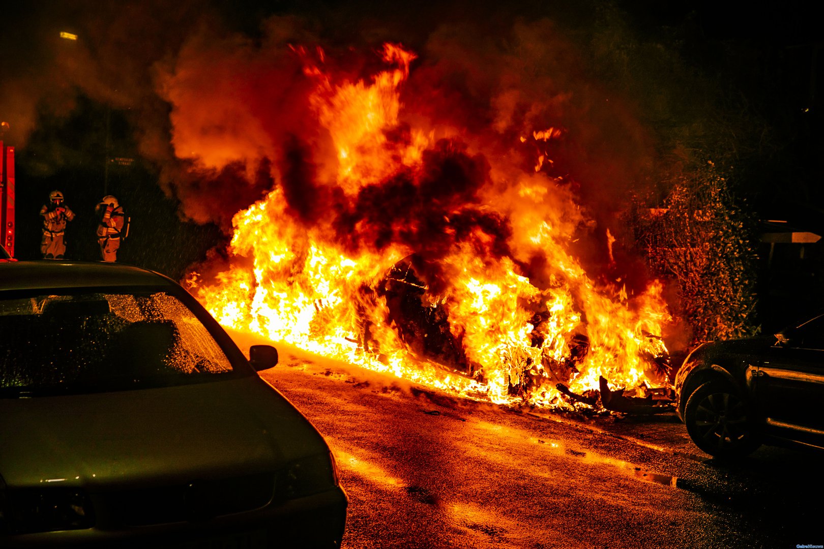 Twee auto’s gaan verloren in vlammenzee Velp