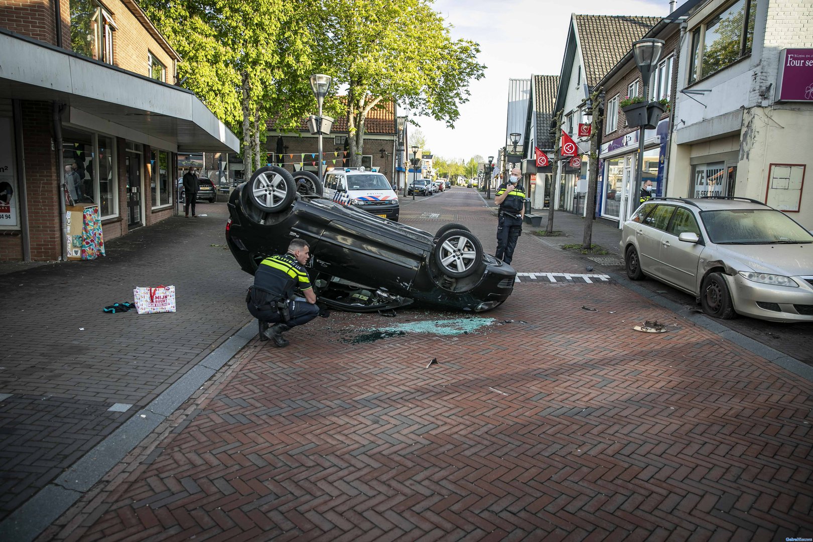 Auto over de kop in centrum van Rheden