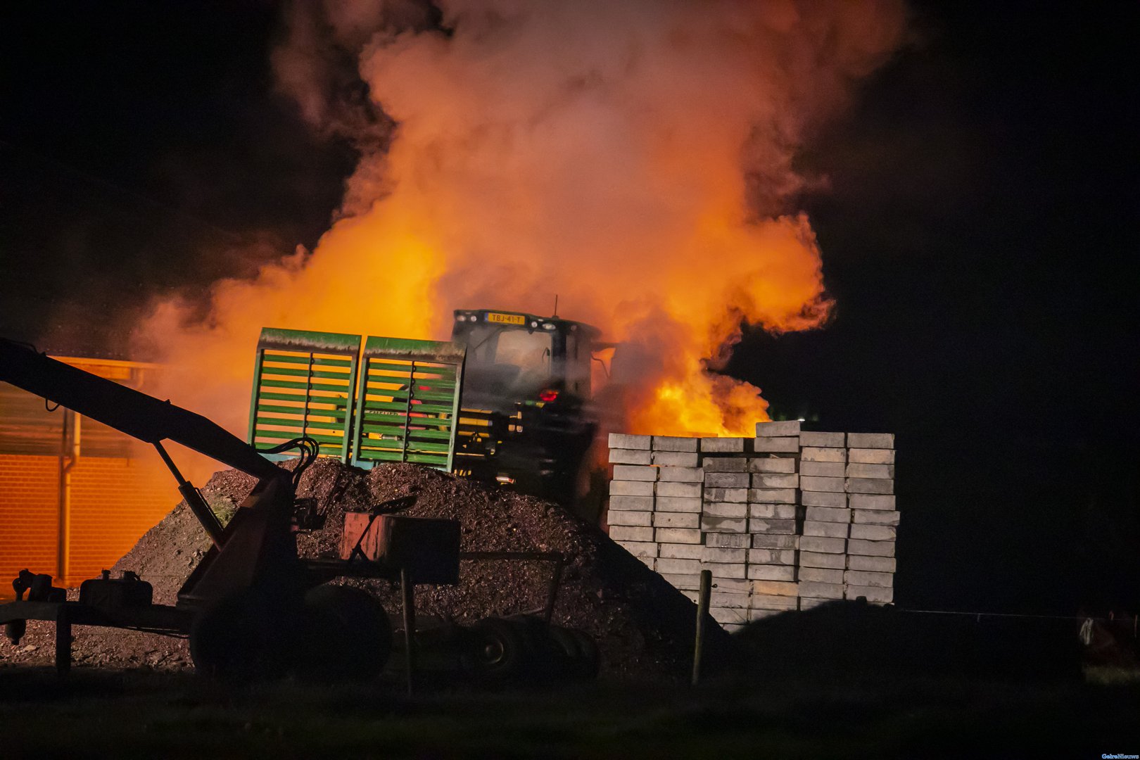 Vrachtwagen brandt uit bij boerderij in Angerlo