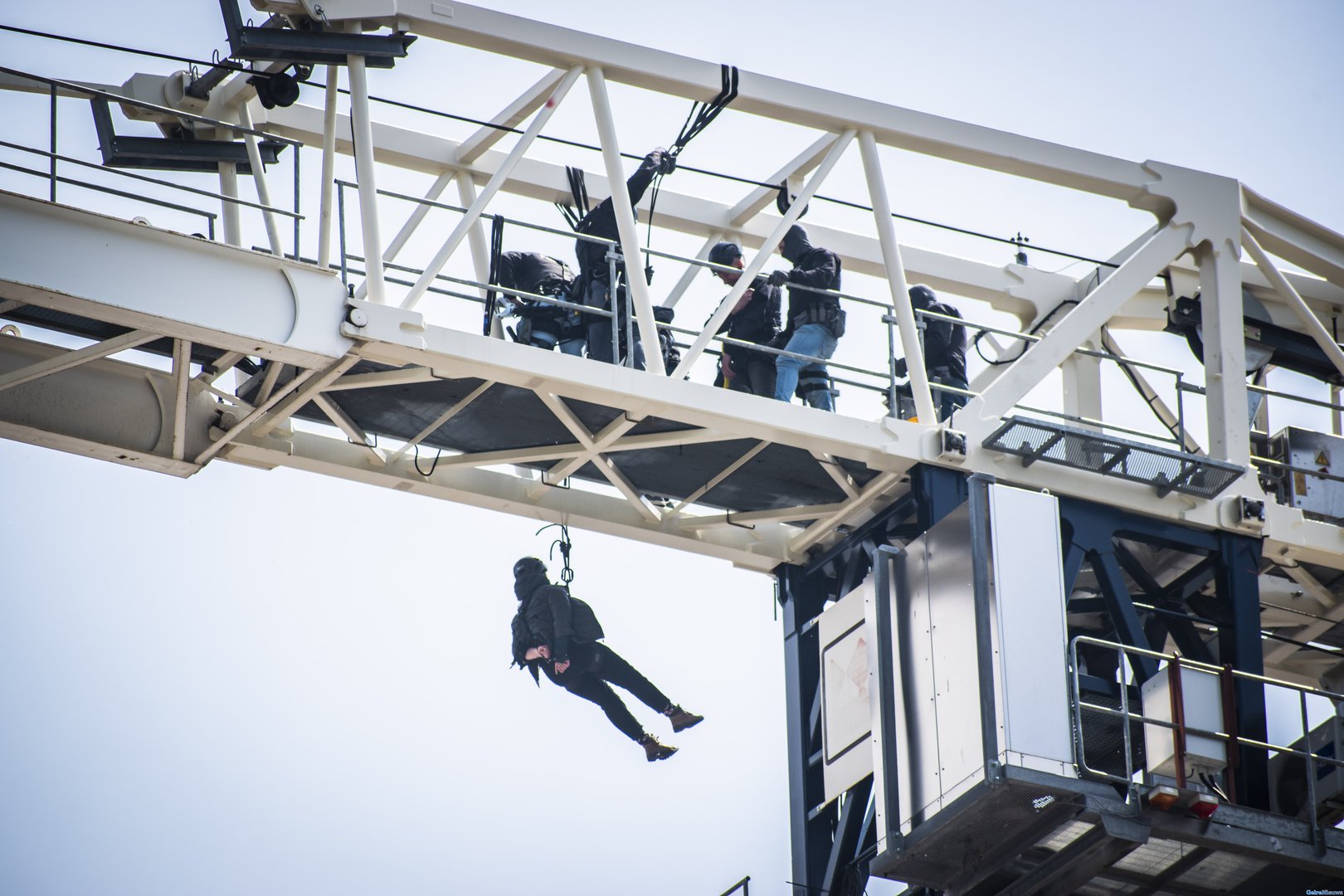 Demonstranten op bouwkraan: arrestatieteam in actie