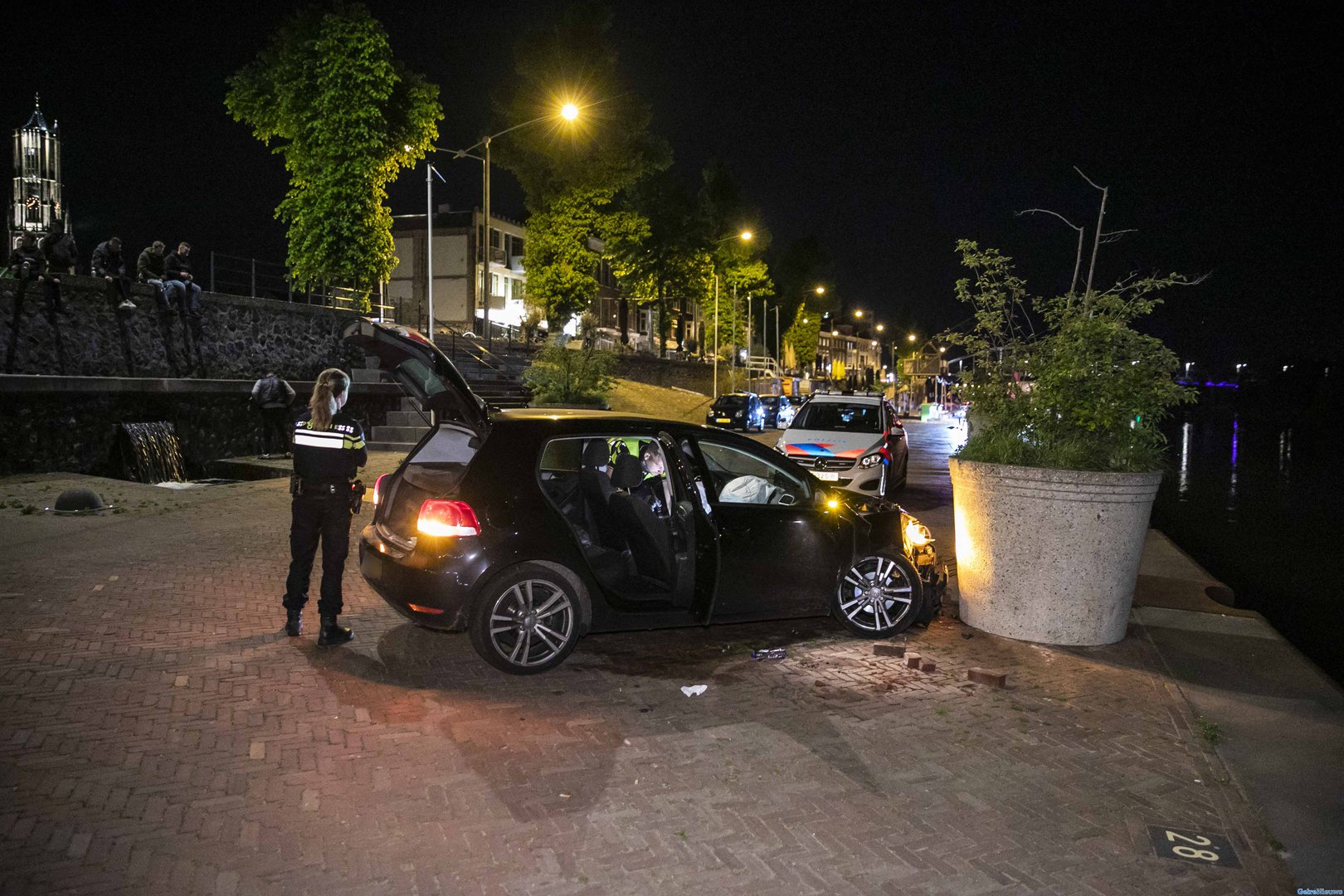 Automobilist botst tegen bloembak op Rijnkade in Arnhem
