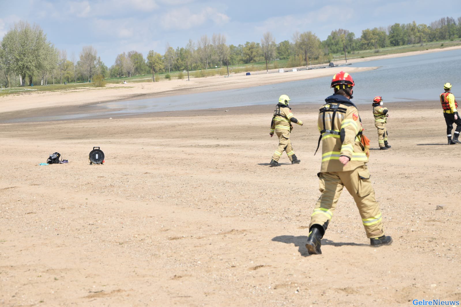 Tas langs waterkant: hulpdiensten rukken massaal uit