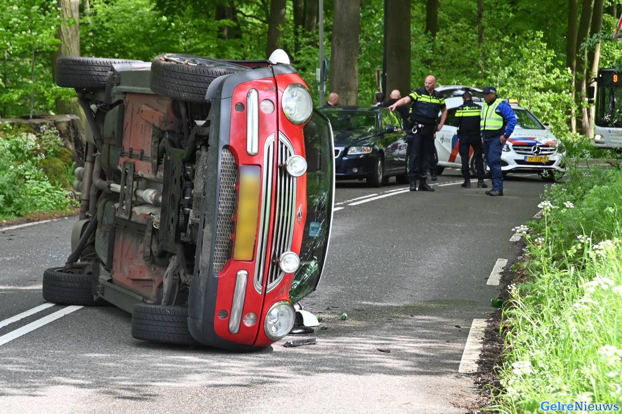 Auto op zijn zij bij ongeval in Arnhem