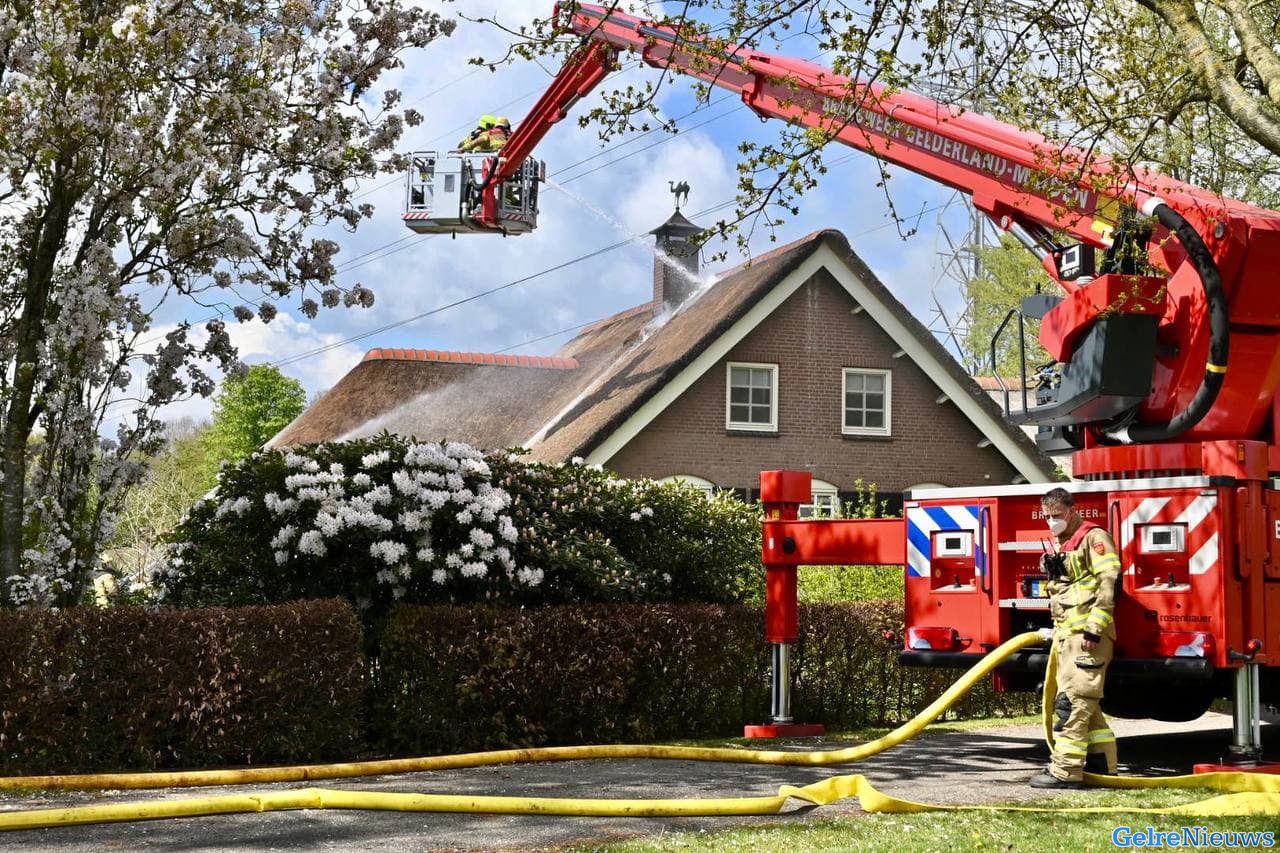 Brand in woonboerderij met rieten kap in Didam