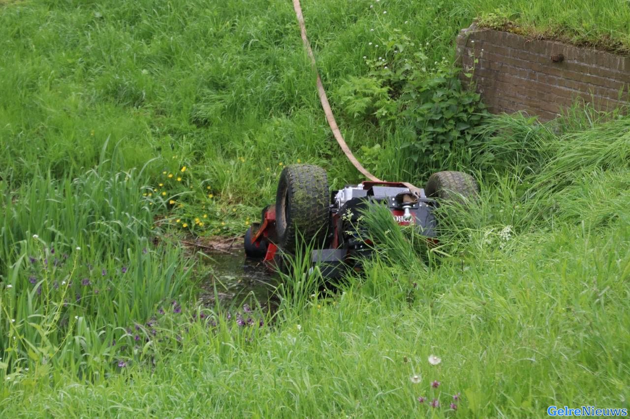 Persoon bekneld onder zitmaaier in sloot met water in Brummen