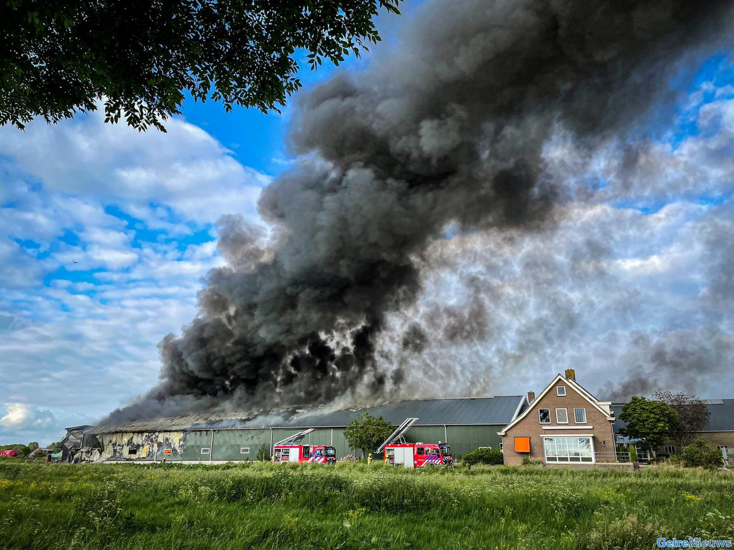Zeer grote brand bij boerderij in Angerlo