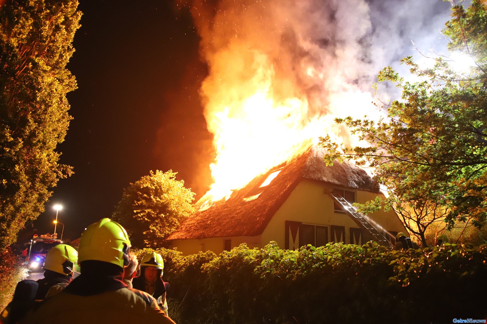 Dijkwoning met rieten dak brand volledig uit
