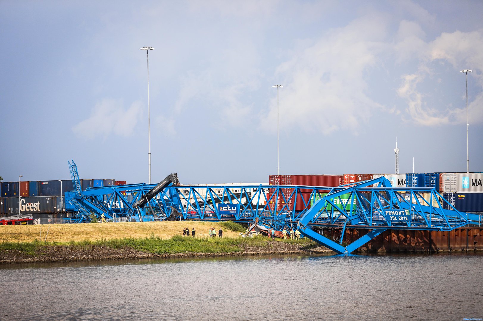 Portaalkraan ingestort bij storm in Tiel