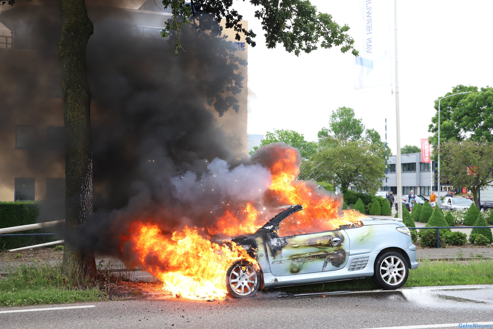 Felle brand in Tiel verwoest auto