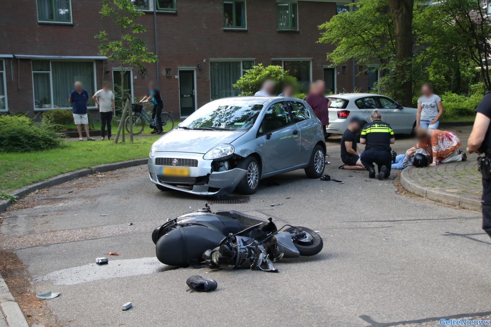 Scooterrijder lichtgewond na aanrijding in Dieren