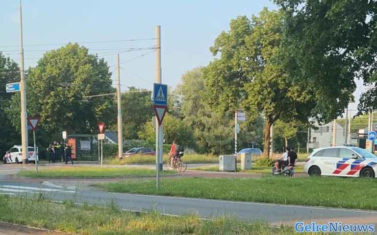 Man loopt rond met imitatie AK-47 en maakt schietbewegingen