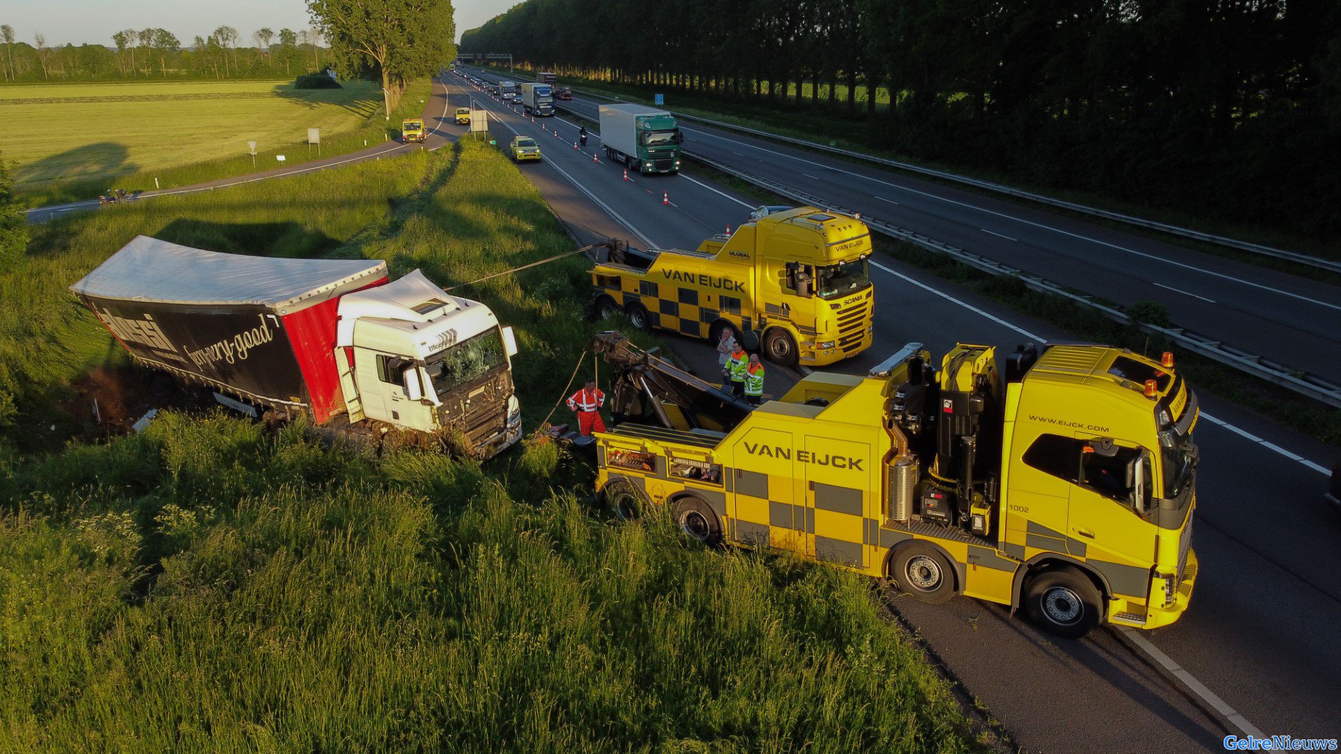 Afrit A12 bij Zevenaar lang afgesloten nadat vrachtwagen in de sloot is gereden