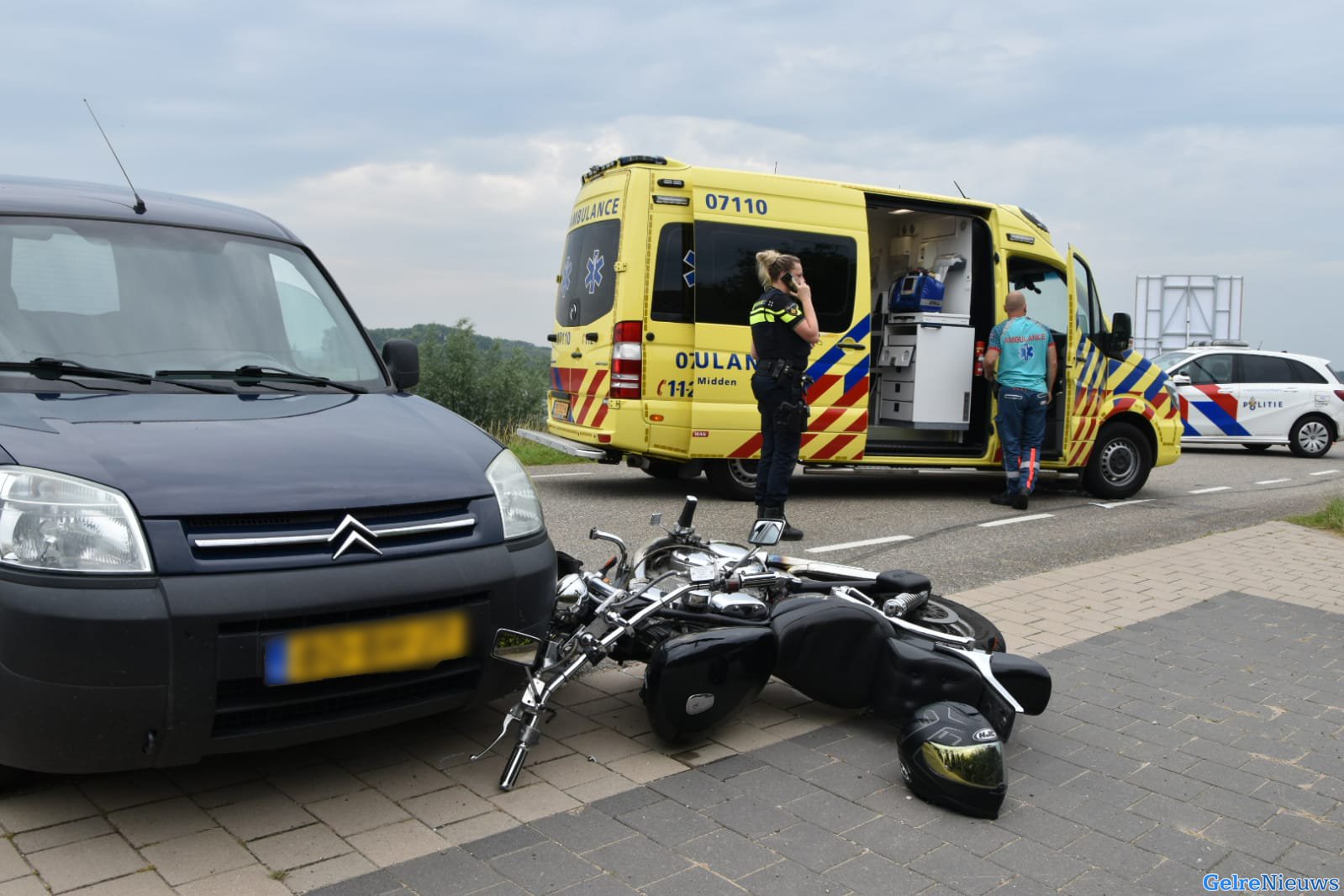 Motorrijder raakt gewond op de dijk bij Spijk