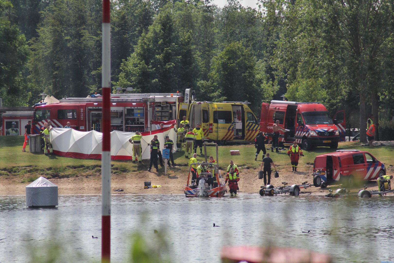 Drenkeling overleden die vrijdag vermiste raakte bij Belder Beach Zoelen
