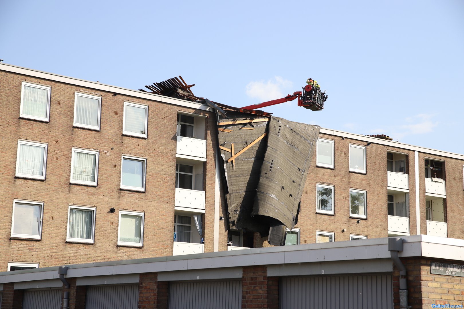 Dak waait van flat in Tiel: jonge vrouw raakte gewond