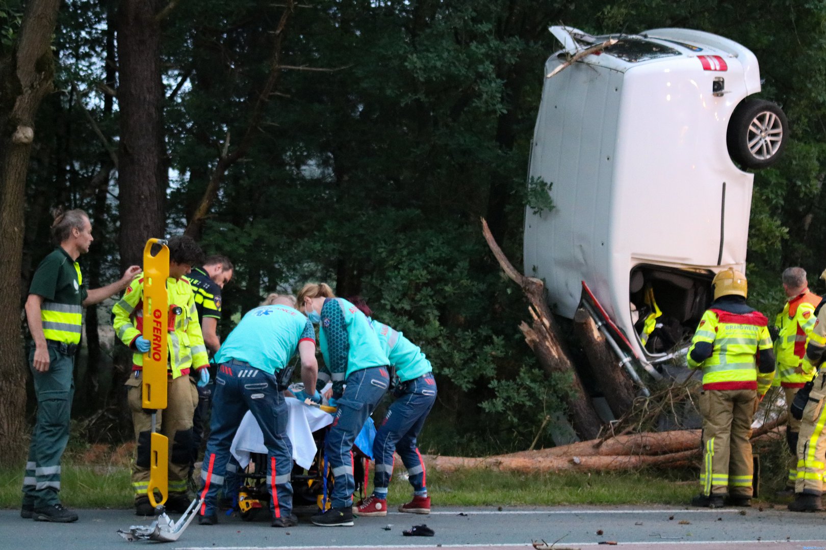 Bizar ongeluk, bestelauto eindigt rechtop tegen boom