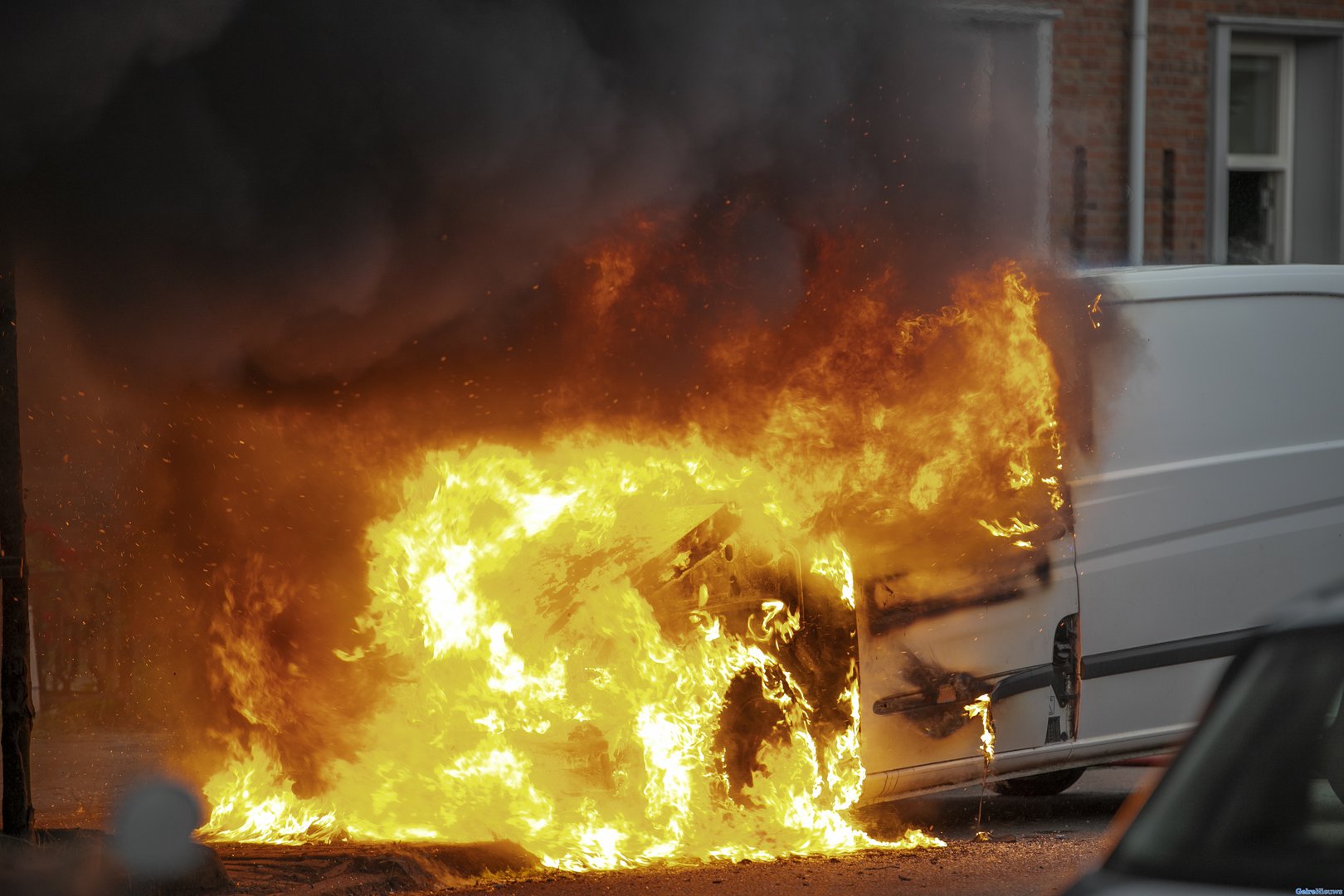 Busje gaat in vlammen op in Tiel