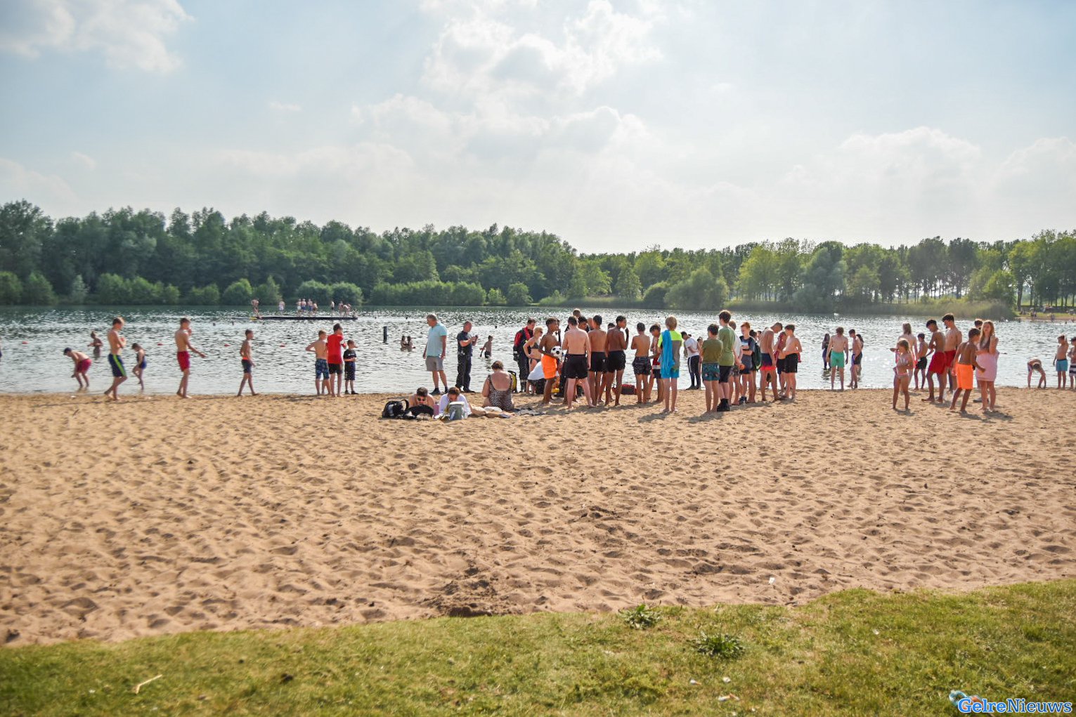 Meisje gewond op vlot Rijkerwoerdseplassen in Arnhem