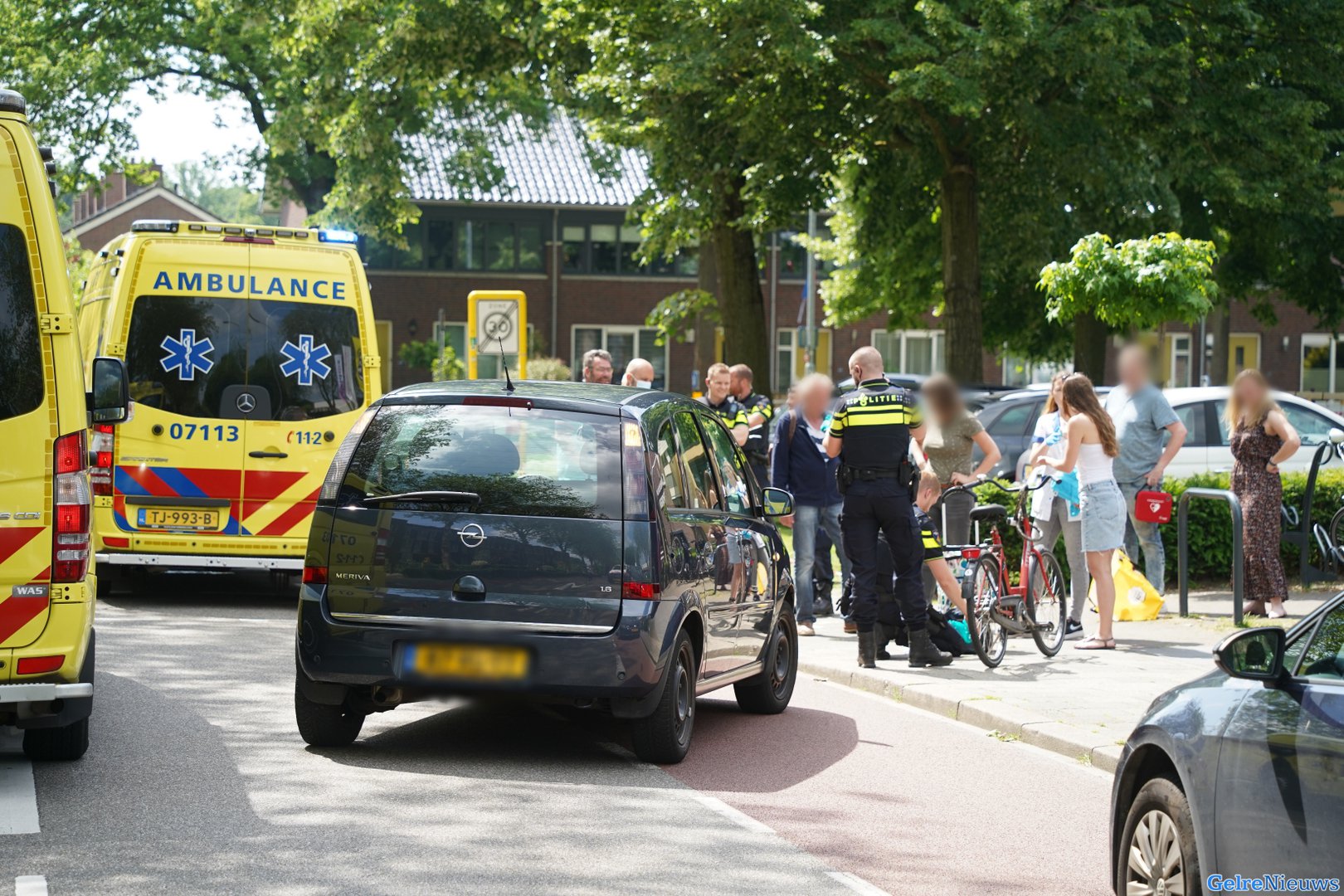 Fietsster schrikt van claxon auto en moet worden gereanimeerd