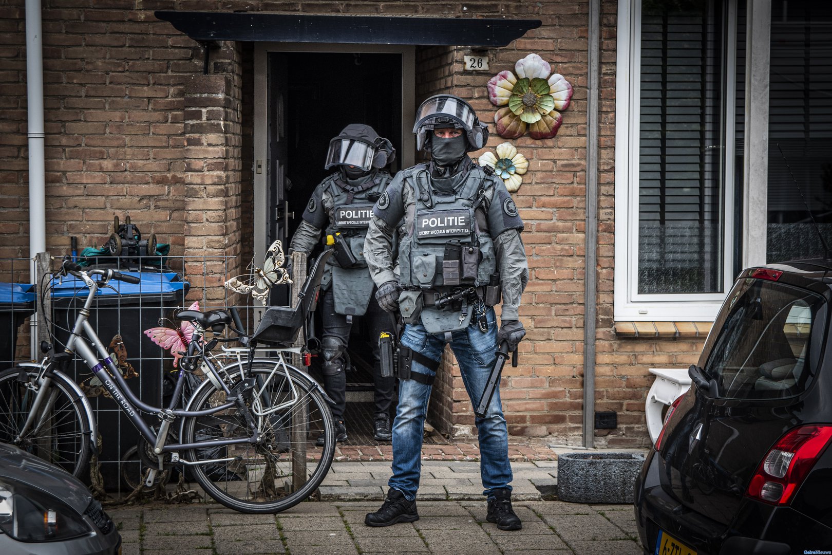 FOTO’S: Arrestatieteam doet inval, wapens gevonden in woning