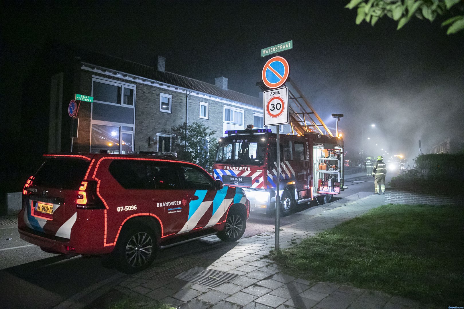 Flinke woningbrand in Velp, bewoner vlucht via bovenraam