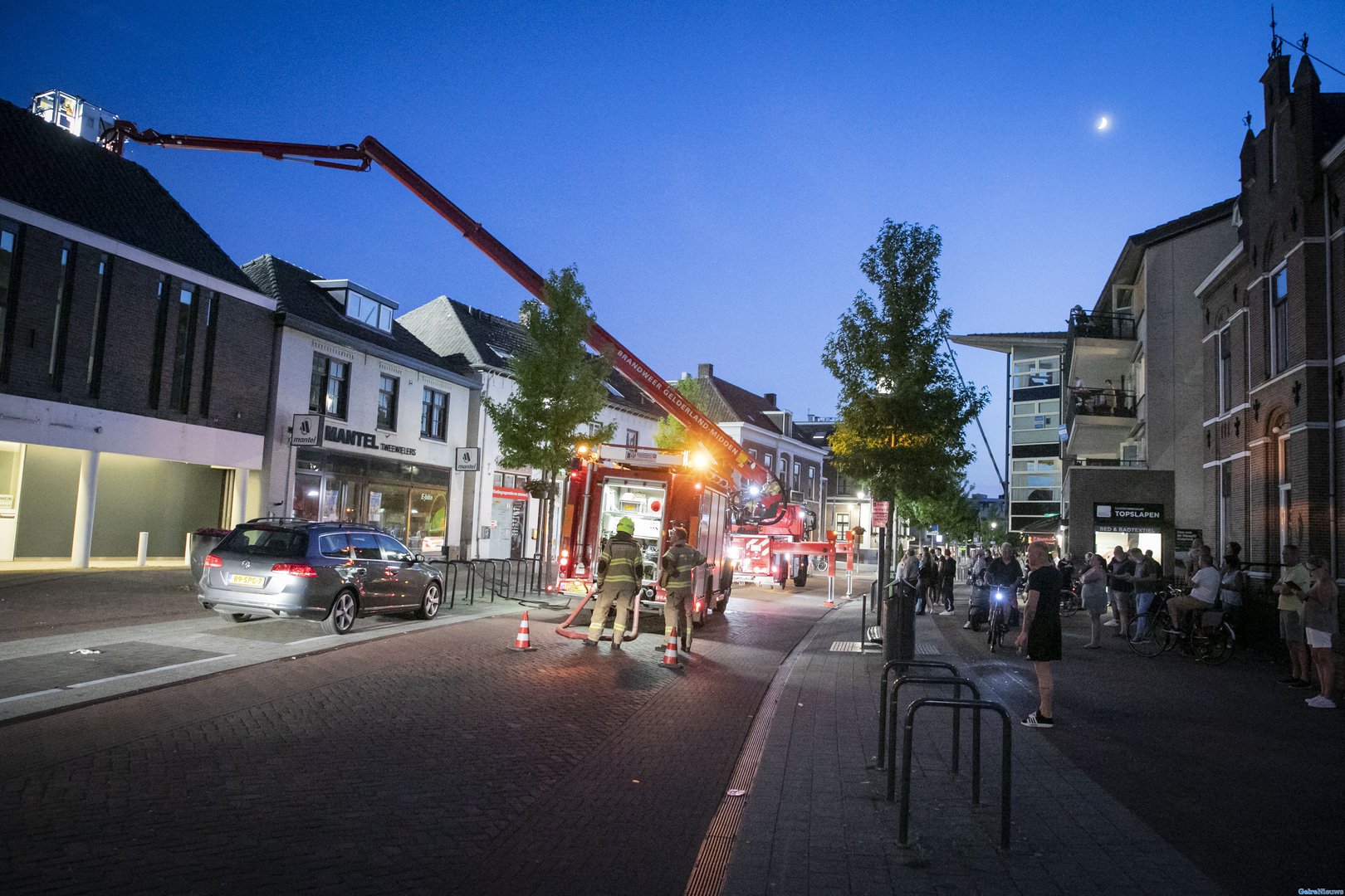 Dakbrand in centrum van Elst trekt veel bekijks