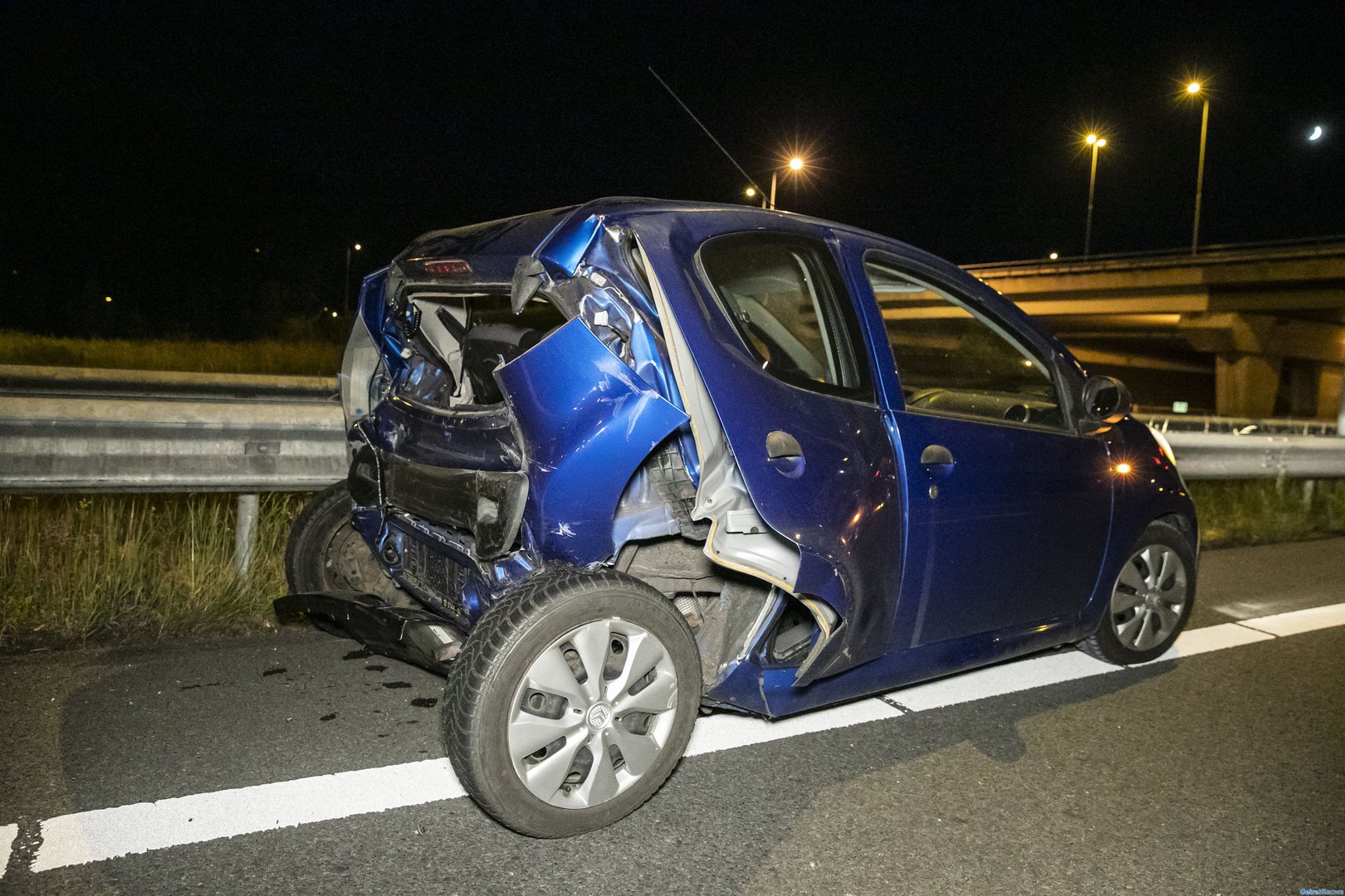 Auto flink in elkaar na ongeval A15 bij Valburg
