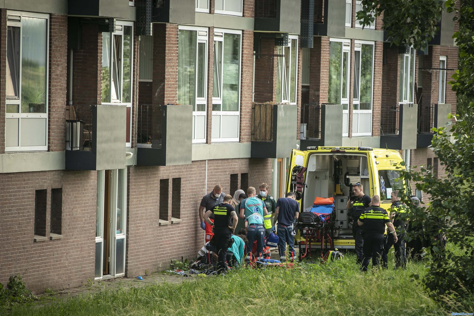 Jong kind raakt ernstig gewond na val uit flatwoning