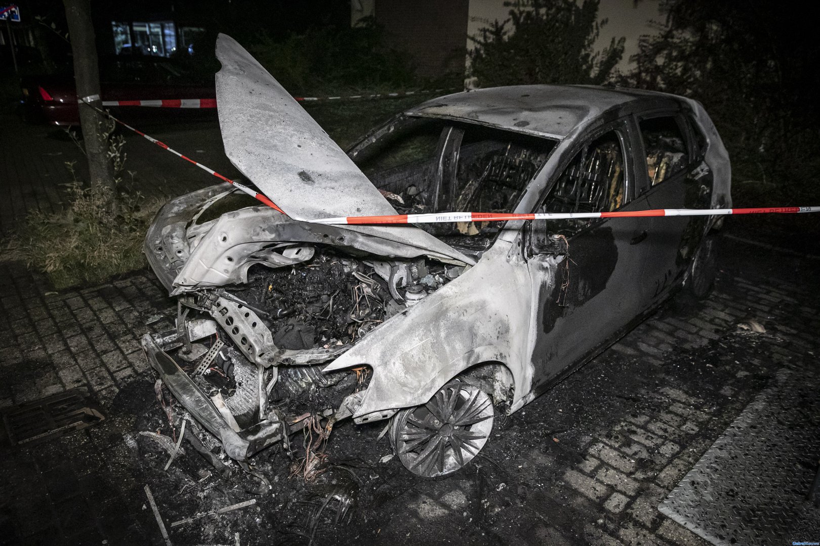 Auto verwoest door brand Arnhem, vermoedelijk brandstichting