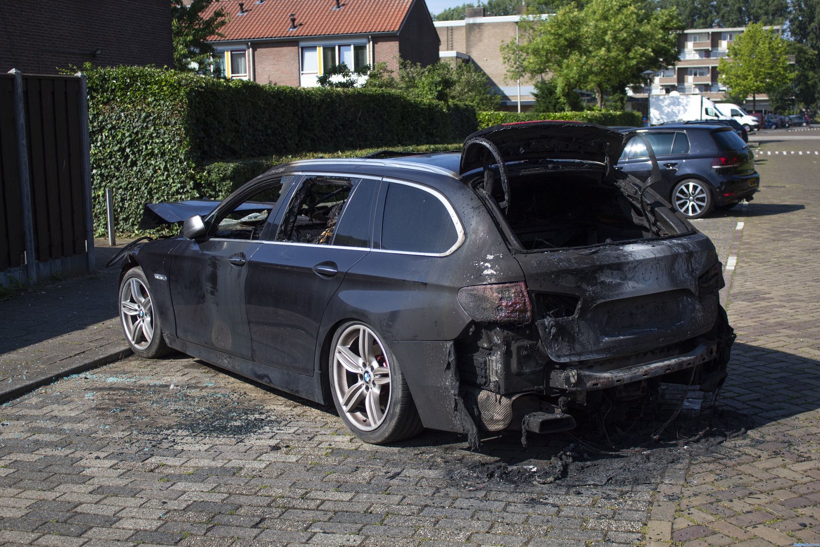 Personen gevlucht bij autobrand in Arnhem