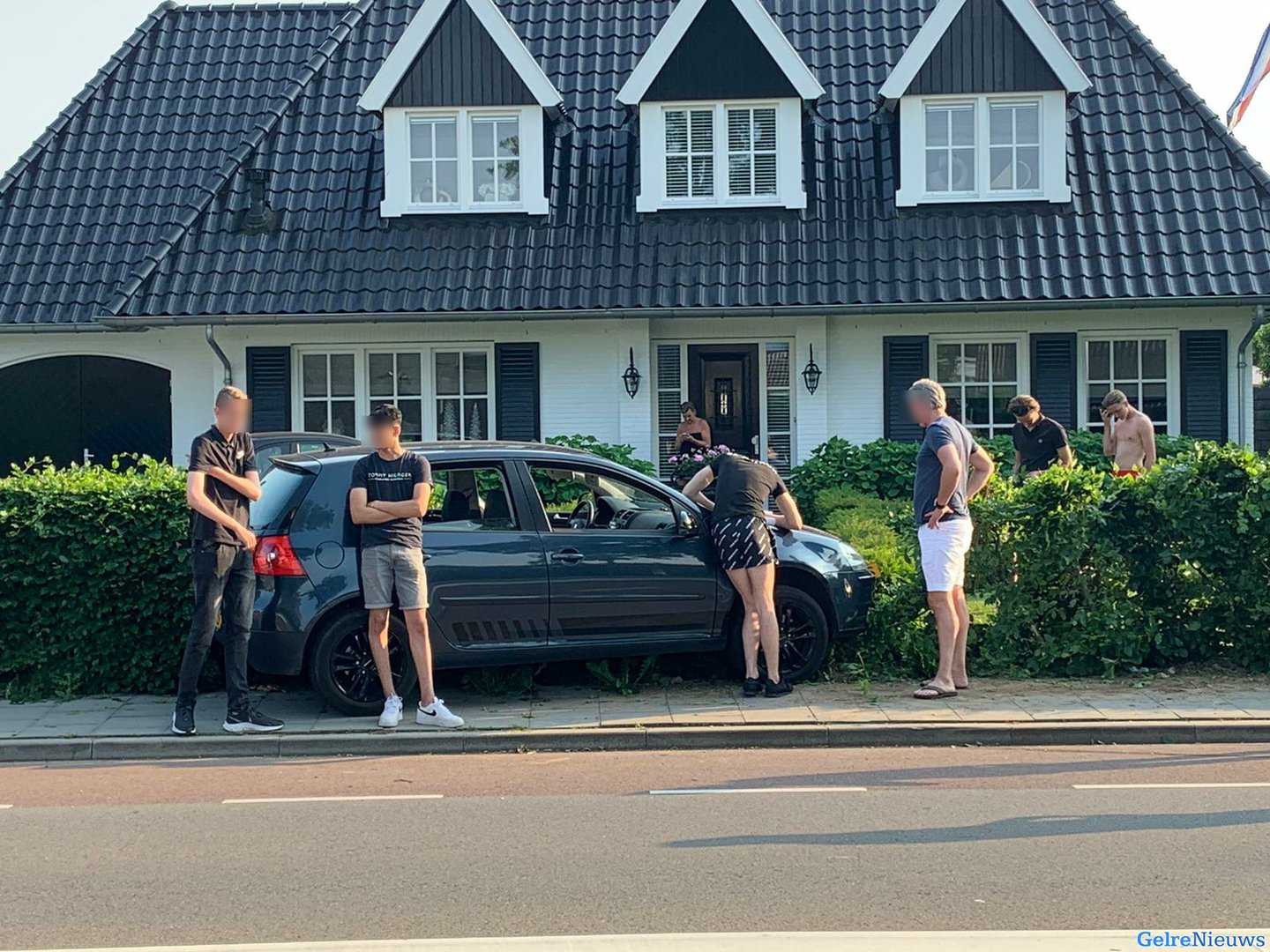 Automobilist belandt in voortuin in Huissen