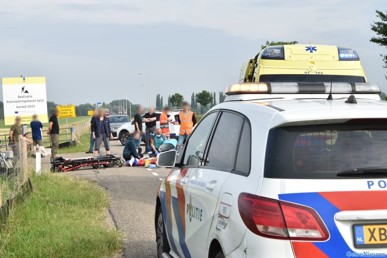 Fietser zwaargewond na val op dijk in Spijk: traumahelikopter geland