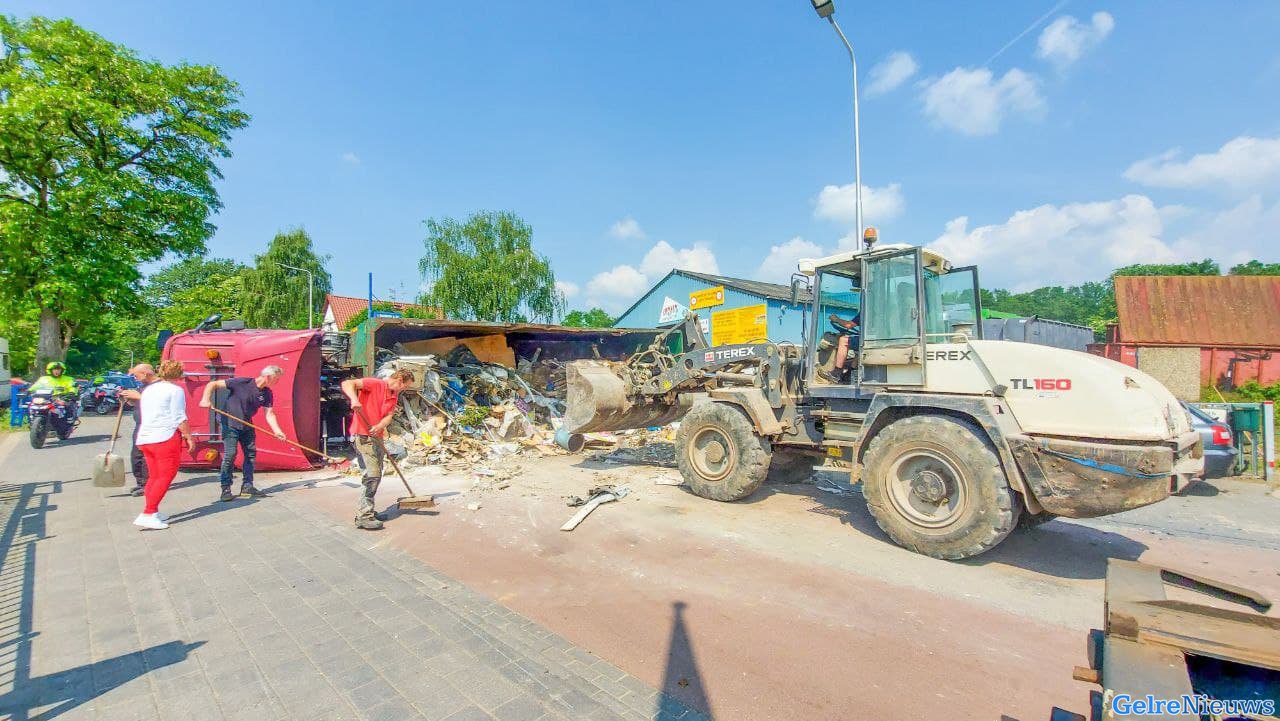 Vrachtwagen van Jansen Recycling gekanteld in Oosterbeek