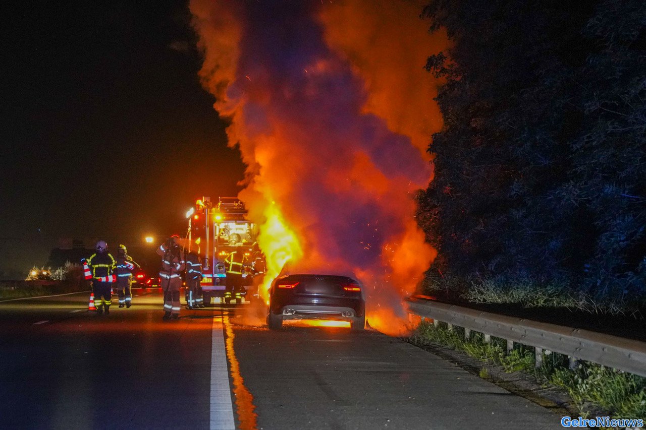Auto brand volledig uit aan voorzijde op A12 bij Zevenaar