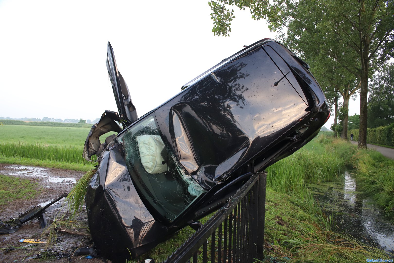 Auto belandt boven op hek in Lienden