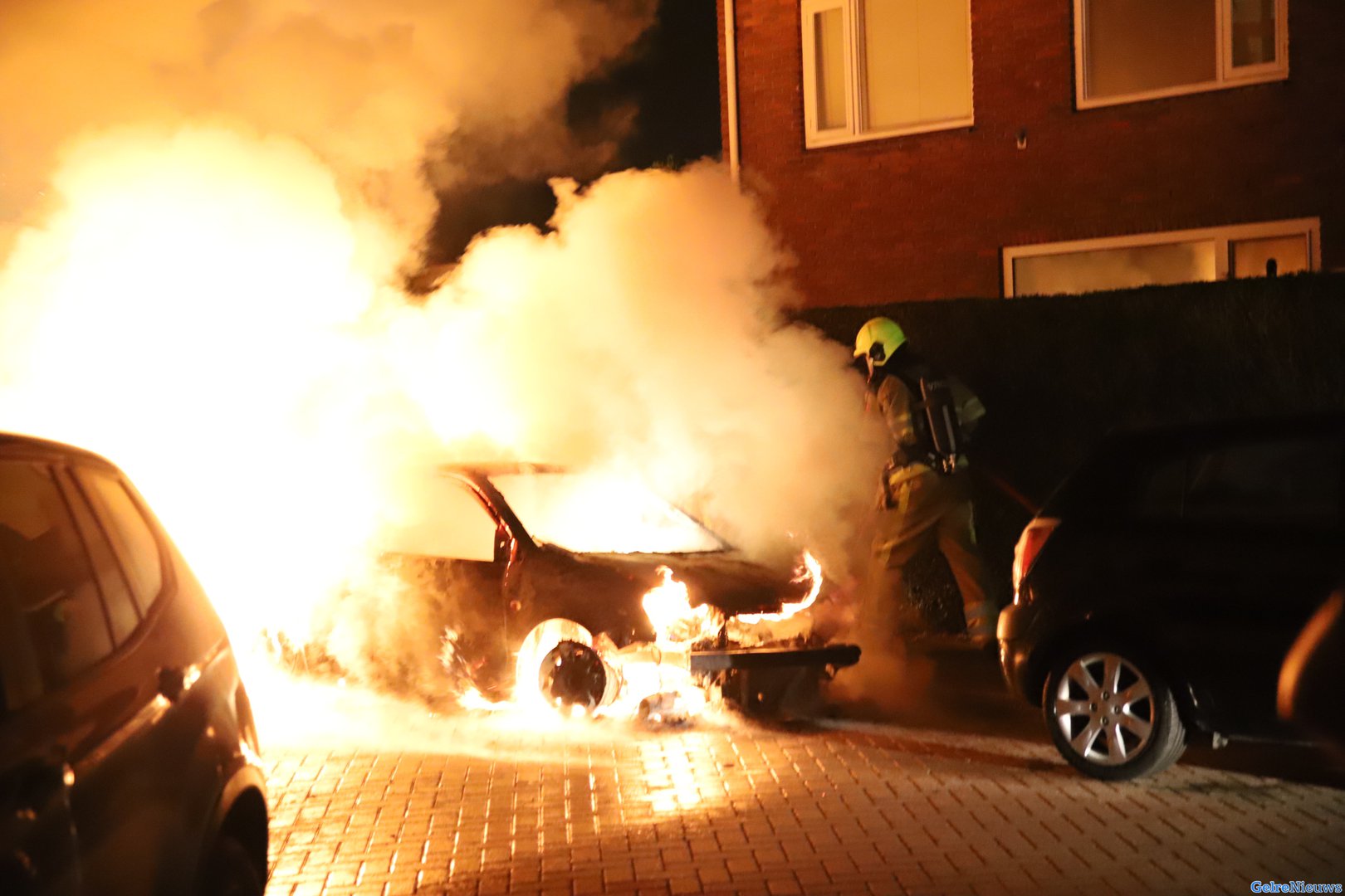 Auto volledig uitgebrand in Tiel: Buurtbewoner helpt met tuinslang