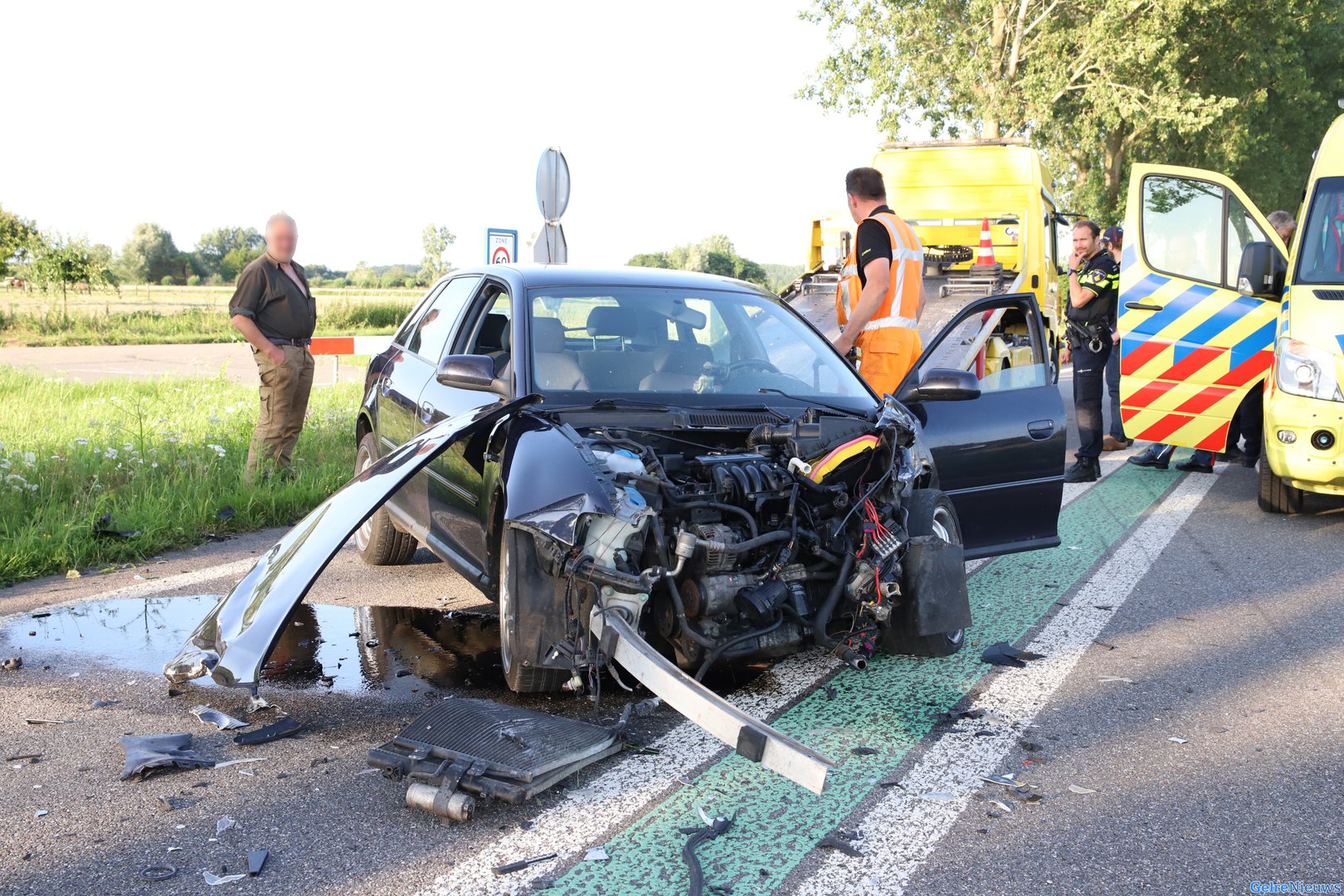Weg bezaaid met brokstukken na ongeval in Ravenswaaij
