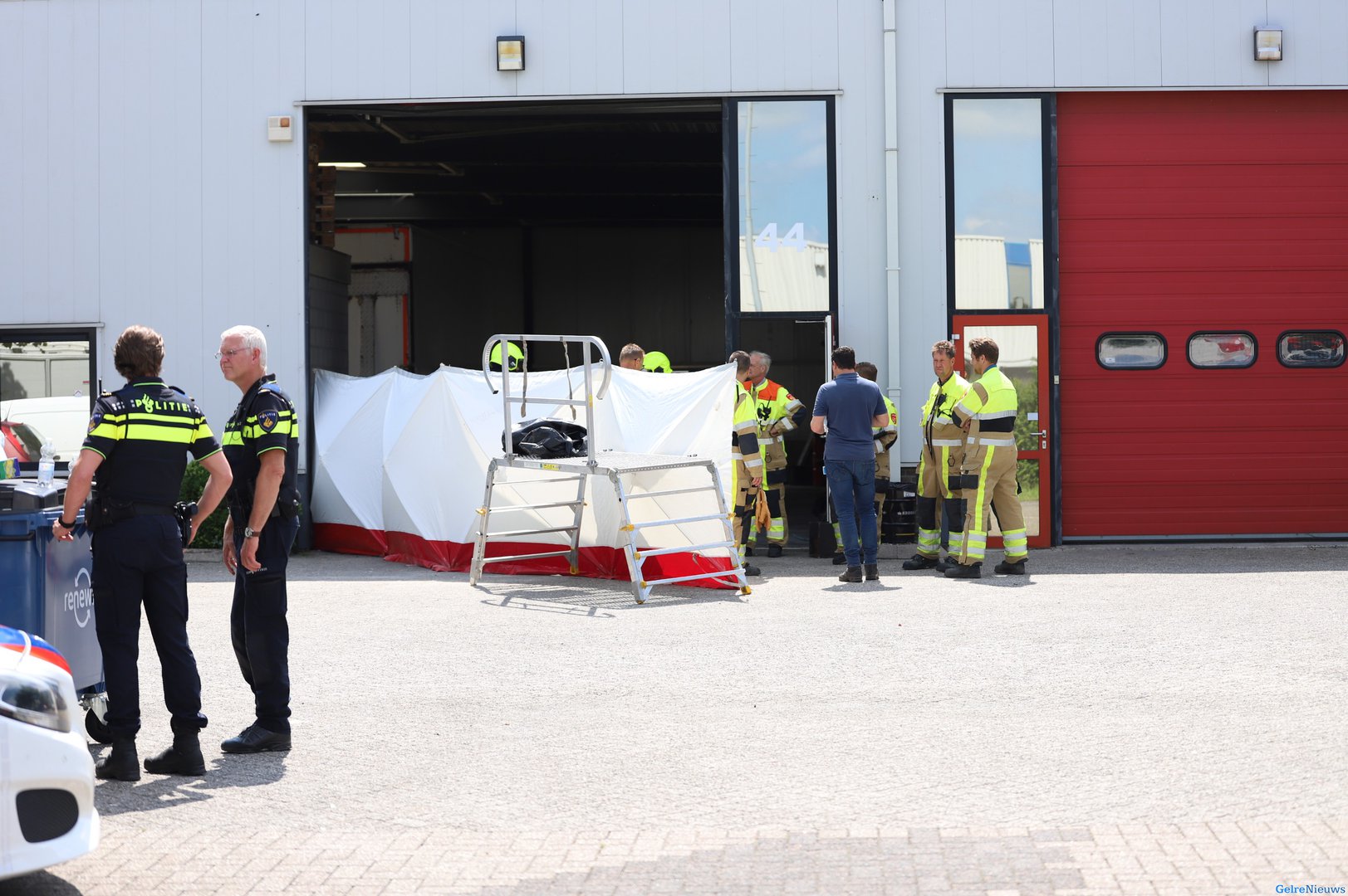 Onderzoek naar de inhoud van een vrachtwagentrailer in Geldermalsen
