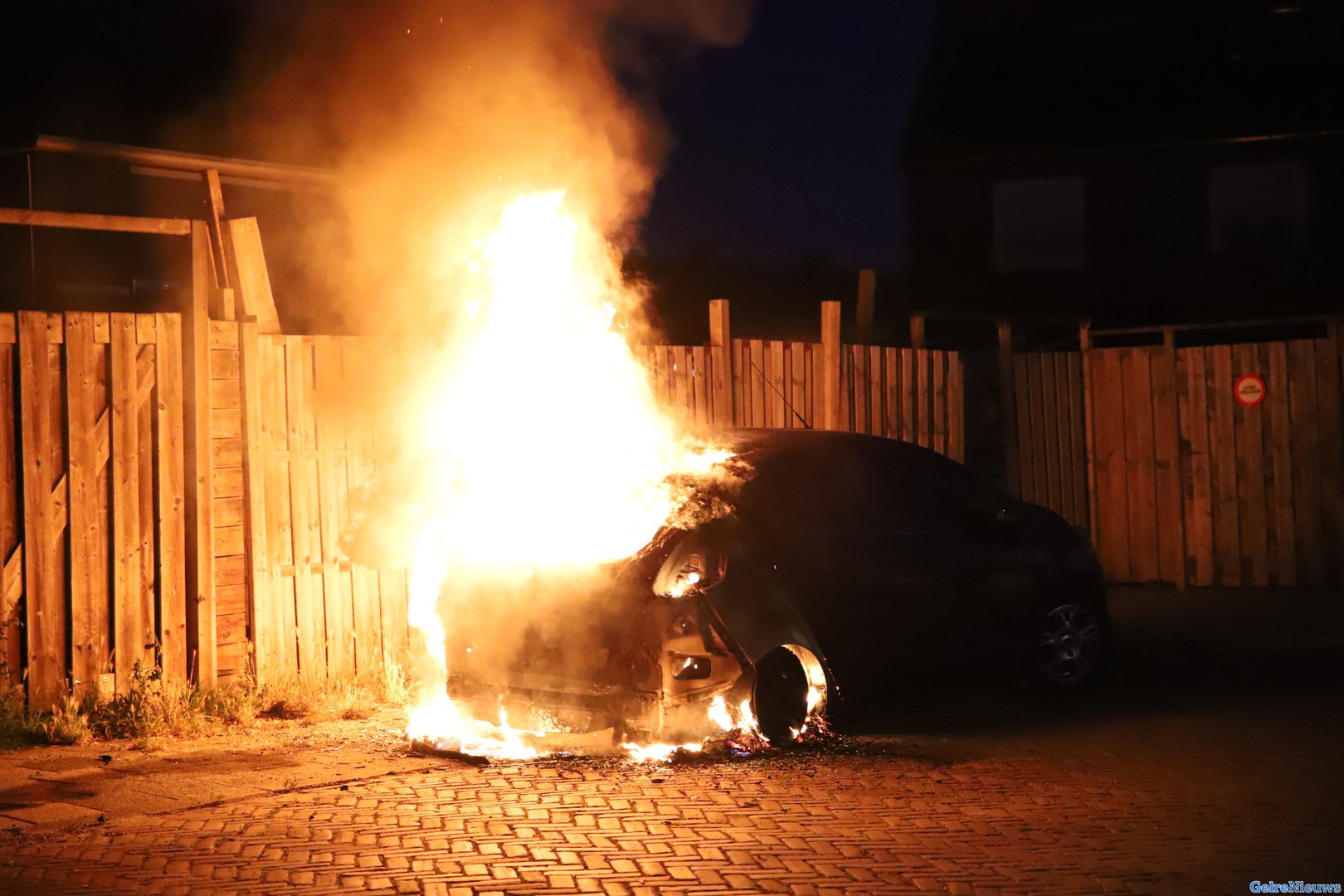 Auto brandt volledig uit in Tiel