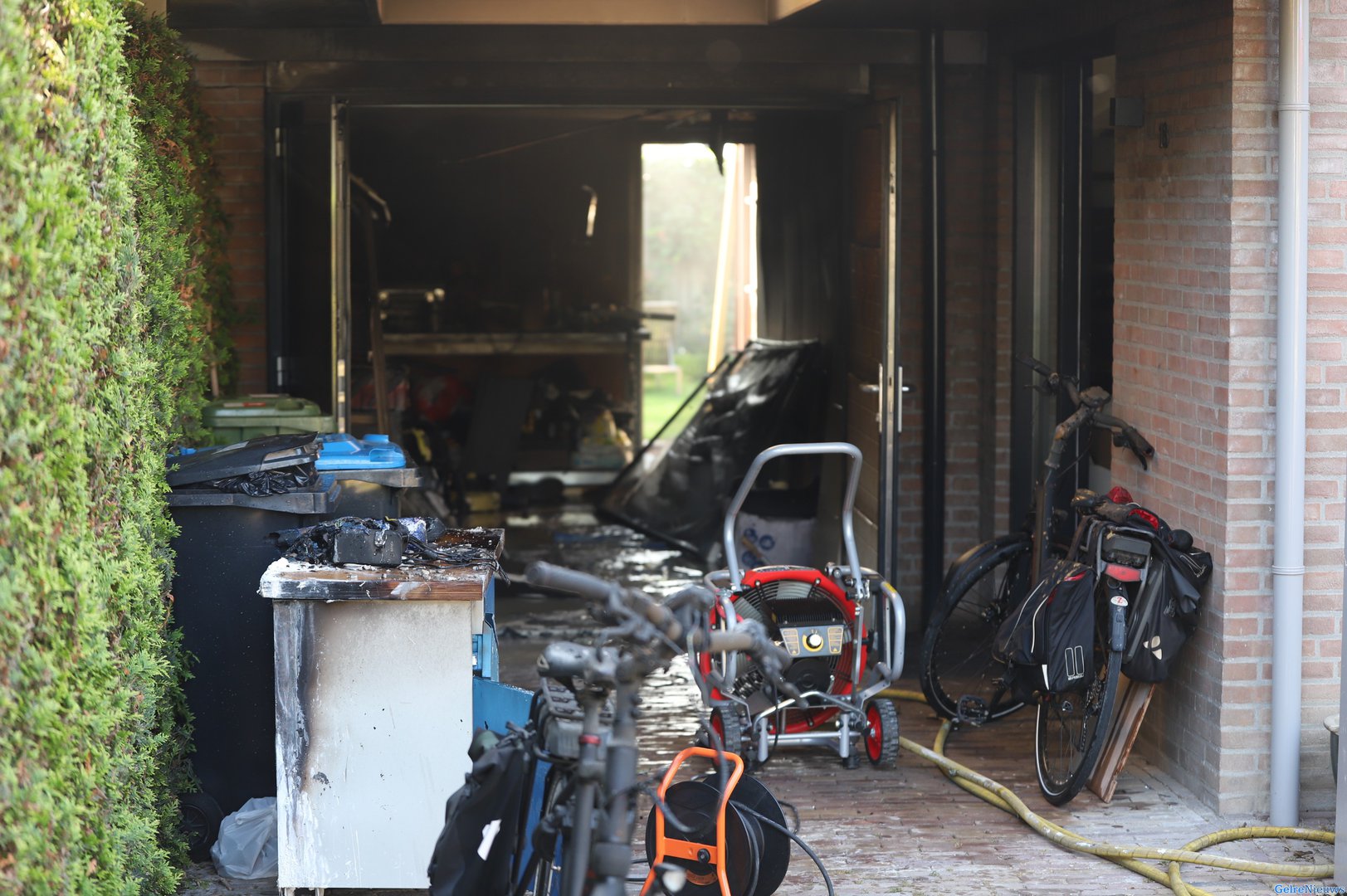 Veel rookontwikkeling bij brand in een garage naast een woning in Beusichem