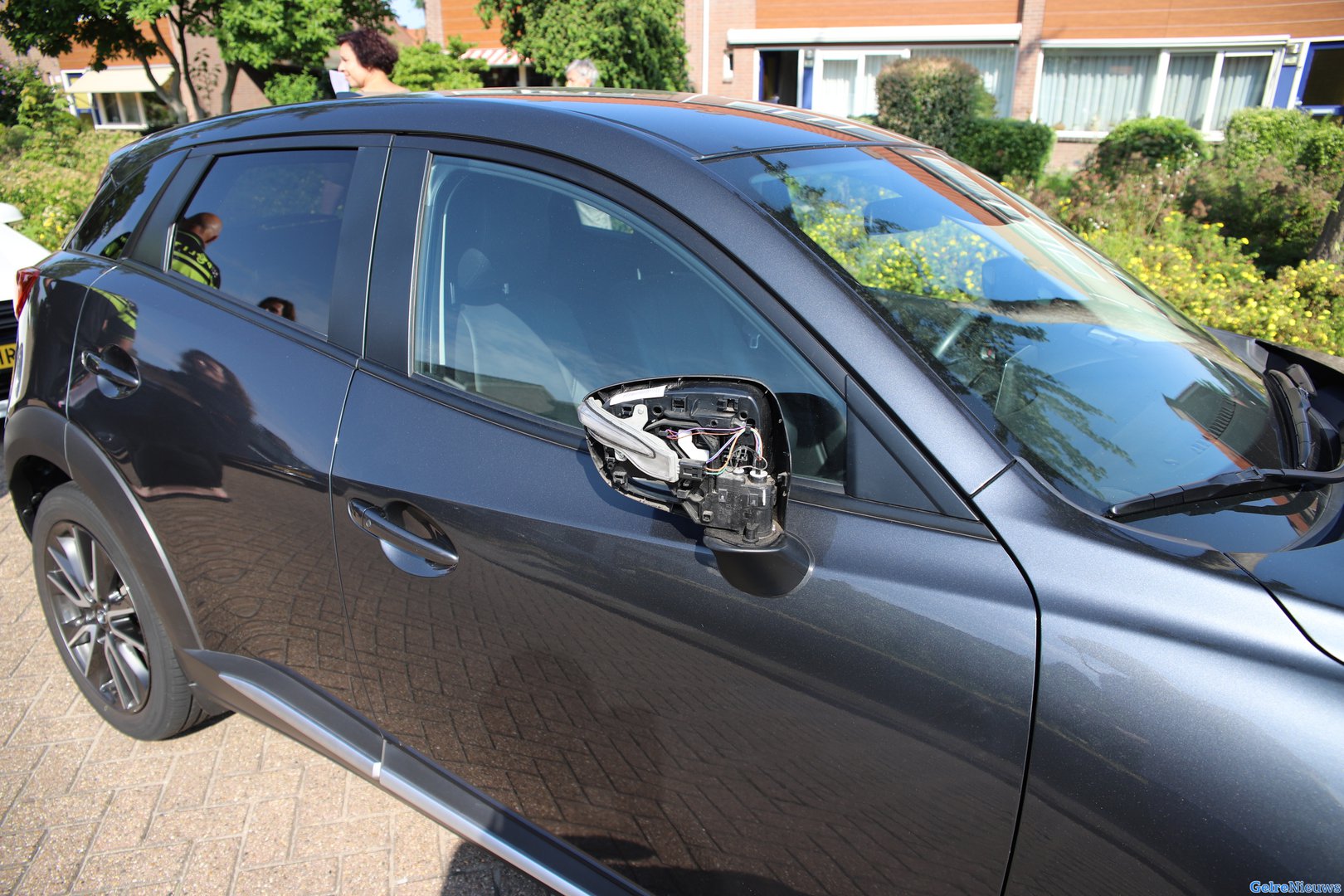 Tientallen auto’s vernield in Tiel: dader aangehouden