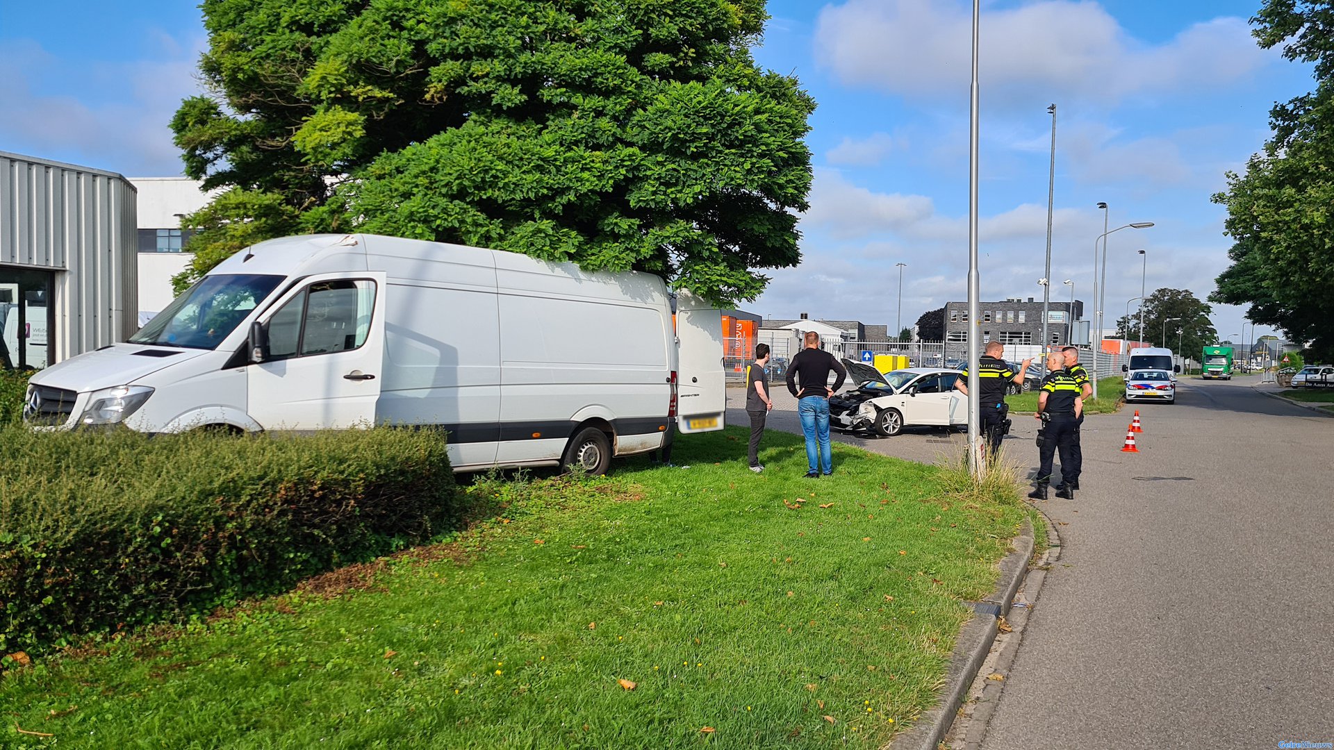 Bestelbus belandt in bosjes na aanrijding in Elst