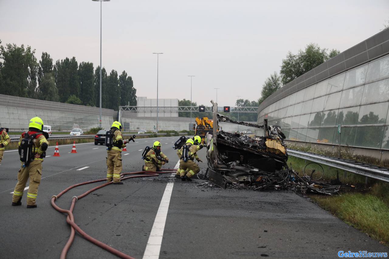 Forse rookontwikkeling door camperbrand op de A12 bij Velp