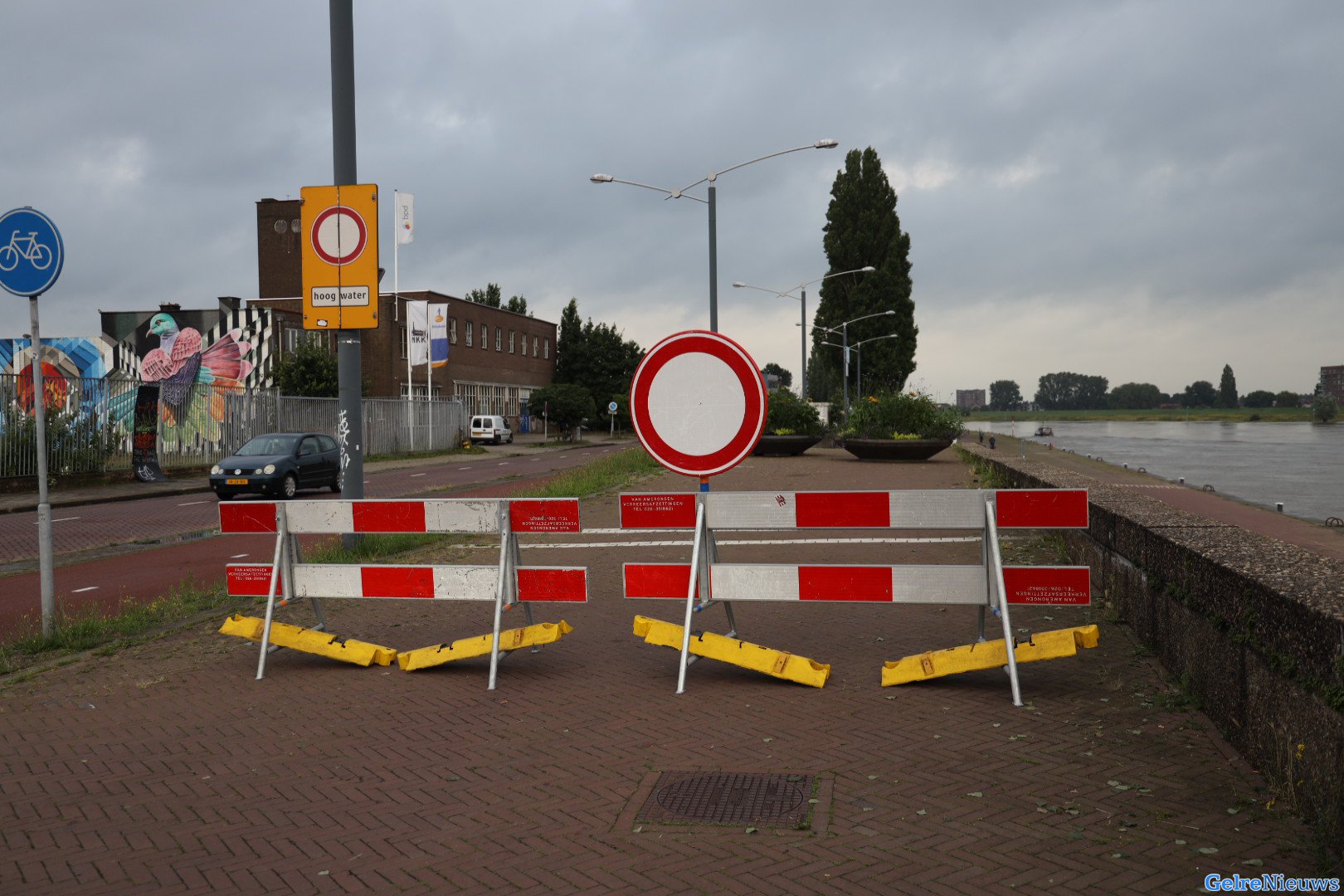 Rijnkade in Arnhem afgesloten door verwacht hoogwater